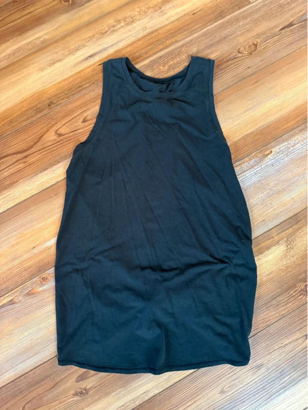 Lululemon tank top fits like 4